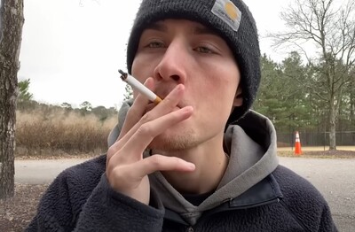 Лечение зависимости от табакокурения в Волгодонске Мужчина с сигаретой делает затяжку