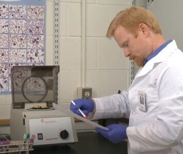 Клиника лечения наркозависимости в Волгодонске Врач в кабинете клиники