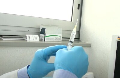 Проведение кодирования Вивитролом в Волгодонске Шприц с Вивитролом в руках у врача